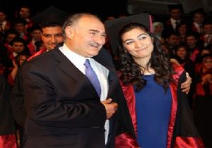 Kızının diploma sevincini paylaştı